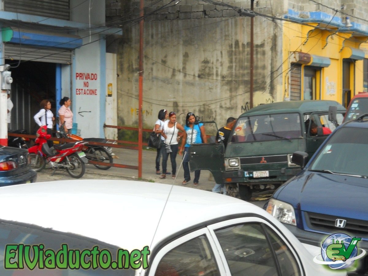 Curiosos observan el momento en que la guagua se incendia